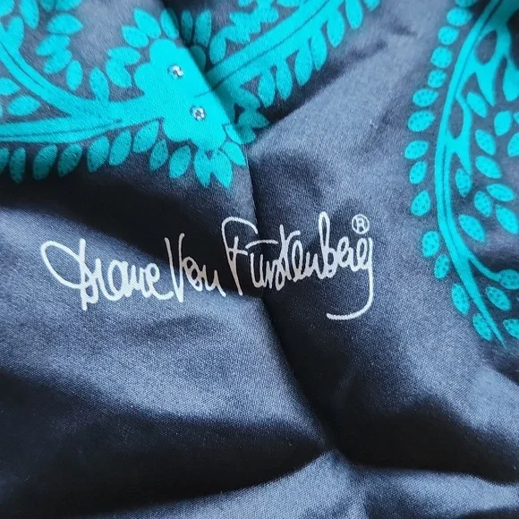 Diane Von Furstennerg large 100% silk scarf - Picture 2 of 9